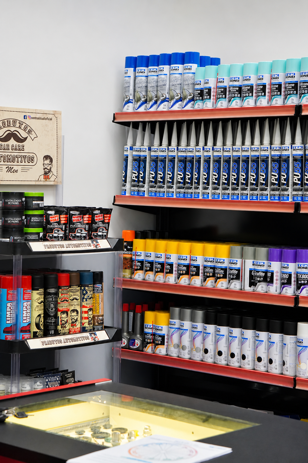 Prateleiras com produtos automotivos na loja